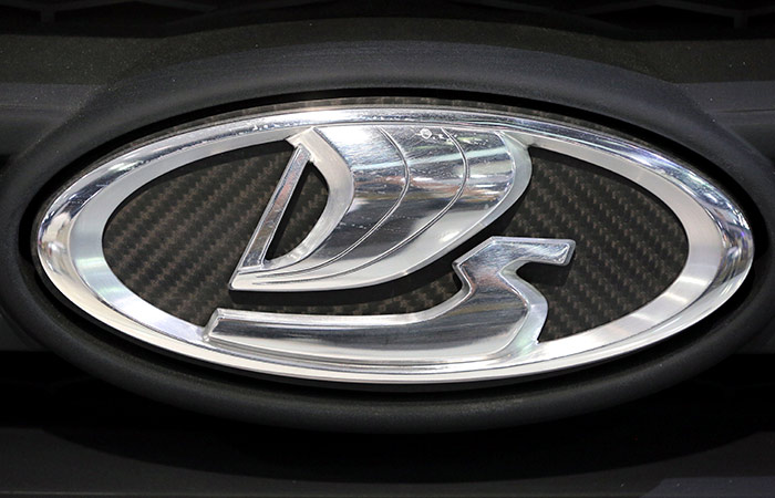 Продажи "АвтоВАЗа" в России в ноябре упали месяц к месяцу на 10-25%